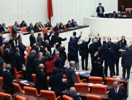 İ­ç­ ­G­ü­v­e­n­l­i­k­ ­P­a­k­e­t­i­ ­Y­a­s­a­l­a­ş­t­ı­:­ ­H­D­P­ ­T­e­p­k­i­l­i­,­ ­A­K­P­ ­M­e­m­n­u­n­